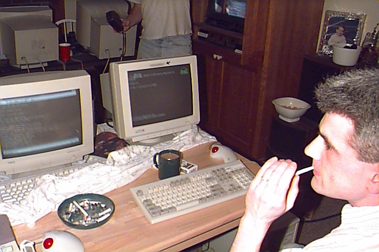 Syclopse boots his PC and checks the status of the QW CTF Server