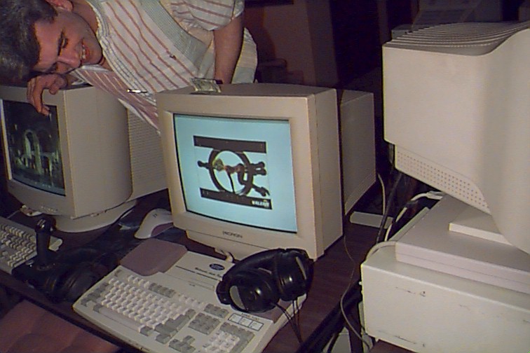 Syclopse bets Crook a 20spot he can't get her off..